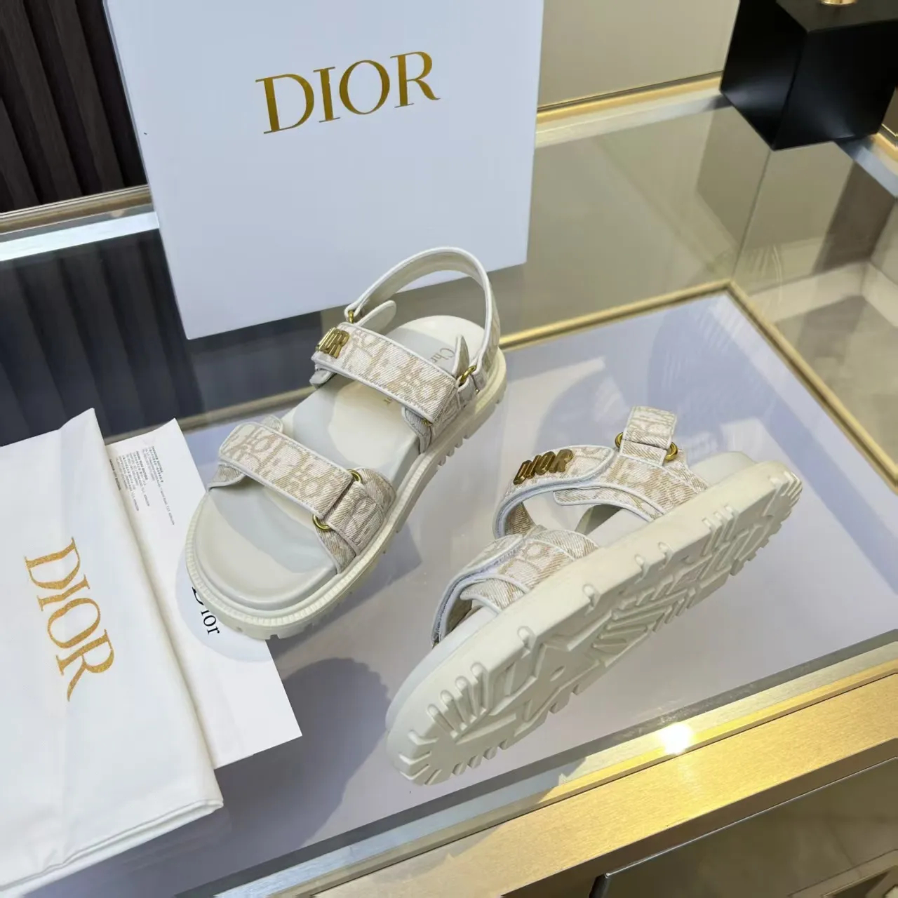 👟👟Ex-factory price 480👟👟 Dior classic popular sandals Step into the fashion territory of Dior slippers and encounter the ultimate fusion of elegance and comfort. The upper is engraved with the Christian Dior Paris logo using exquisite embroidery technology. The delicate stitching tells the brand's profound heritage and is fully recognizable.   Made of high-quality materials, it feels soft and fits your feet, as if it is a gentle care tailor-made for your feet. The sole is carefully designed and engraved with Christian Dior's lucky star symbol. It is not only a beautiful embellishment, but also provides reliable grip, making every step steady and secure.   It has a simple design and is easy to put on and take off. Whether it is a lazy weekend or a pleasant vacation, it can be easily adapted. Whether paired with casual shorts, casual jeans, or an elegant dress, Dior slippers can instantly enhance the overall style and show a casual fashion attitude.   Dior slippers, in the name of fashion, inject luxurious charm into your life and accompany you with every step you take with confidence and elegance. Material: Fine genuine cowhide upper, outsole, TPR, non-slip and wear-resistant, code number: 35-41 (42 customized)